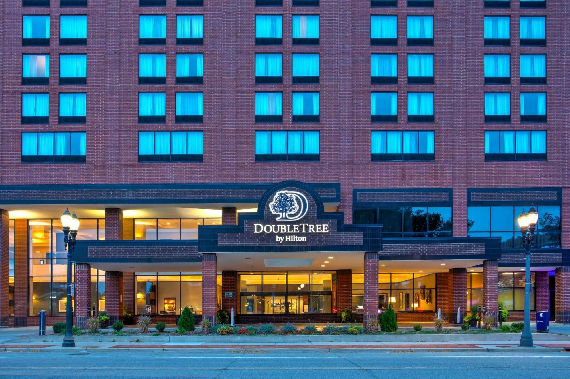 Hotel Doubletree By Hilton Lansing Exterior foto