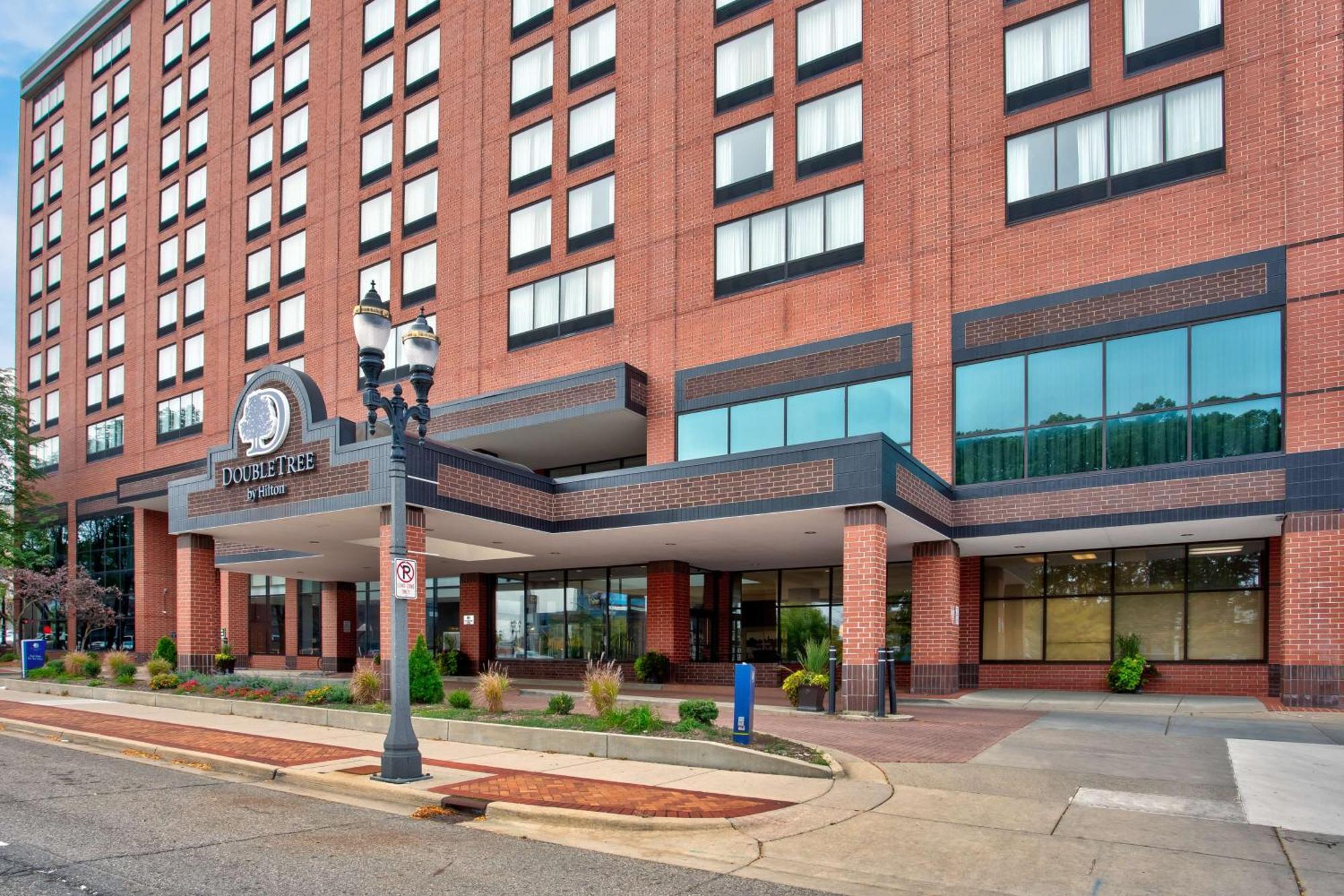 Hotel Doubletree By Hilton Lansing Exterior foto